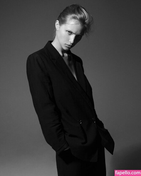 美しい巨乳OnlyFans セクシーヌード 写真