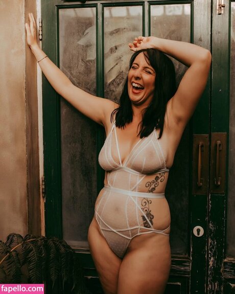 knee deep in life ポルノスター 独占 写真