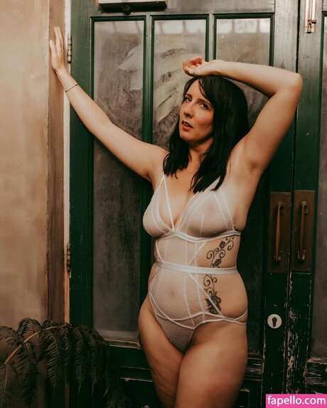 knee deep in life ホットなモデル 画像