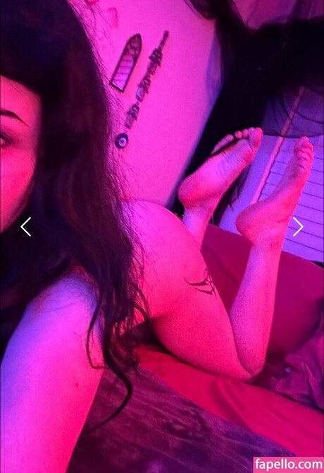 小柄なブルネットのオンリーファンズ ポルノ 写真