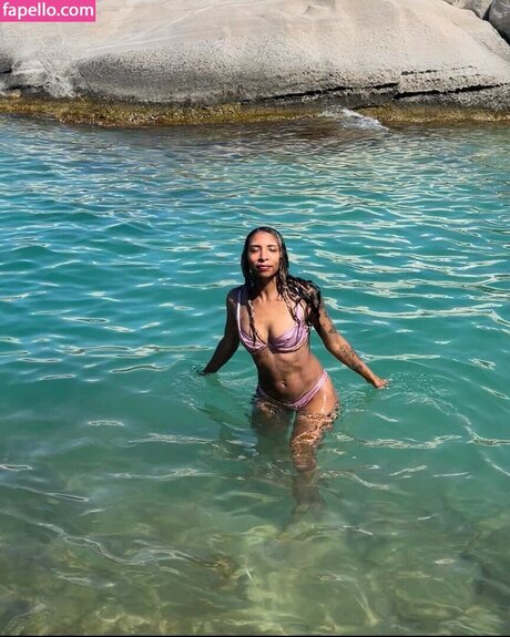 曲線美のラテン系オンリーファンズ 無料ポルノ 写真