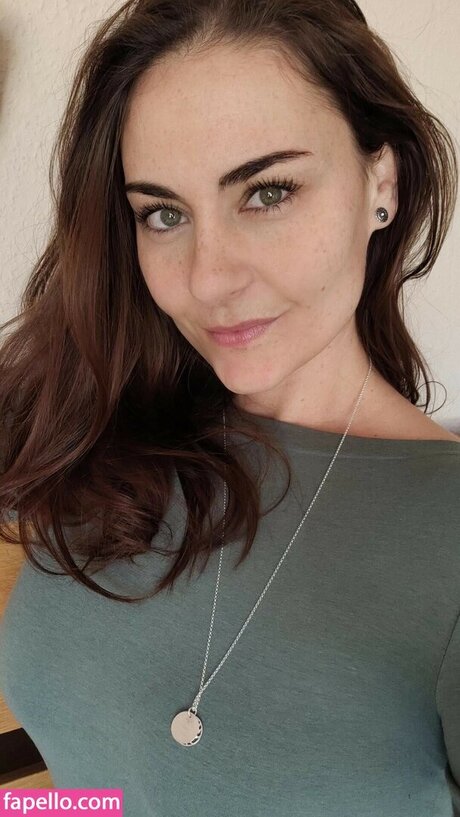 痩せたティーンのオンリーファンズ ホット 写真