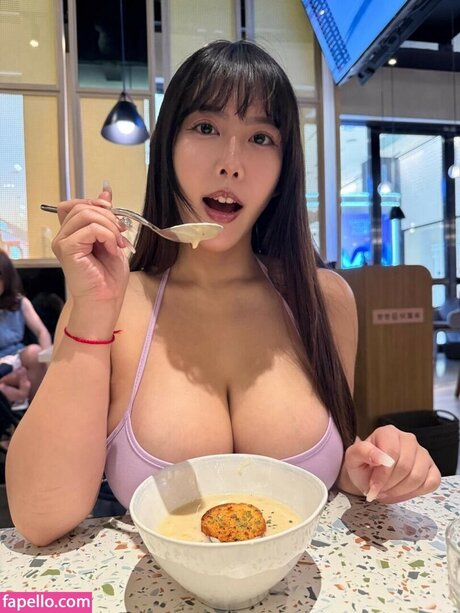 ママの足OnlyFans エロチック 写真