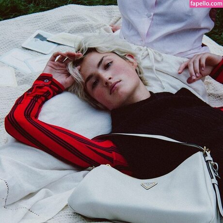 Aleandrafrerk ホットなポルノスター 写真