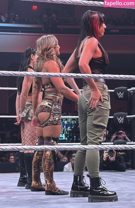 Fallon Henley アートスター ギャラリー