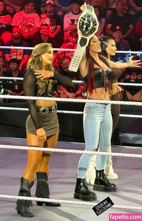 巨大なチンポを持つシーメールオンリーファンズ 美しい 写真