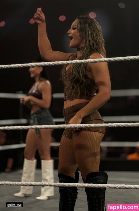 Fallon Henley ホットスター 写真