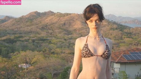 巨乳の黒人女性オンリーファンズ セクシー 画像