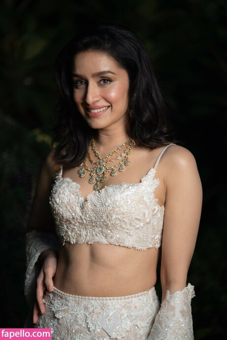 Shraddha Kapoor 完璧なモデル 画像