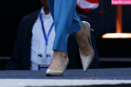 Kamala Harris ポルノ女優 写真