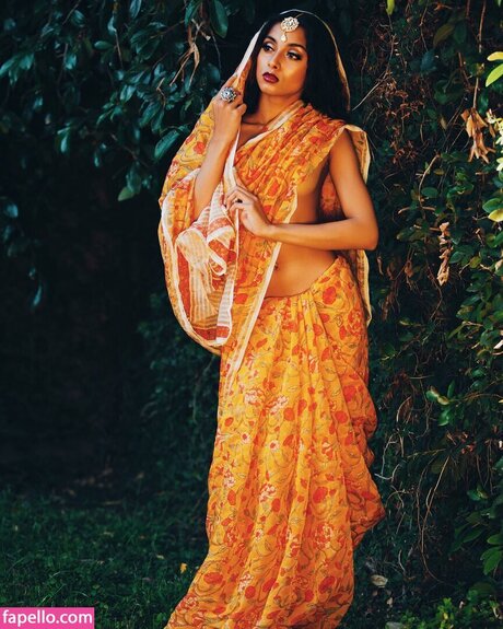 かわいいティーンのオンリーファンズ アート裸 写真