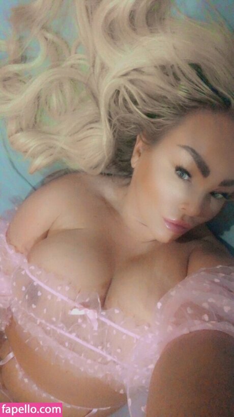 Mercedes Twitter Milf スター 裸 画像