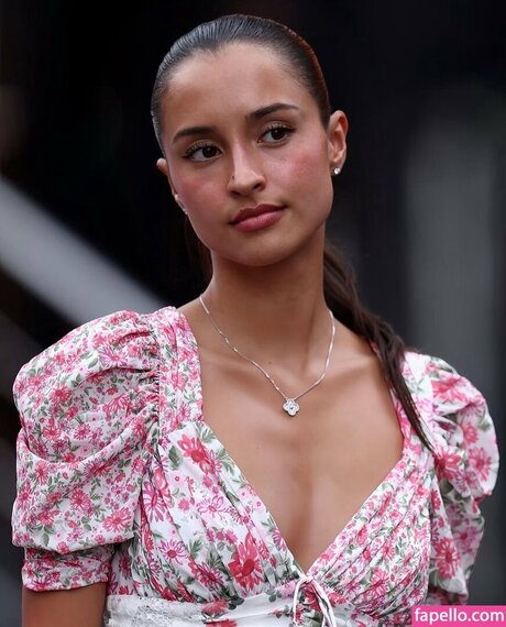 Alexandra Saint Mleux HDモデル 写真