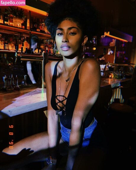 アジア人レズビアンオンリーファンズ ホットヌード 写真