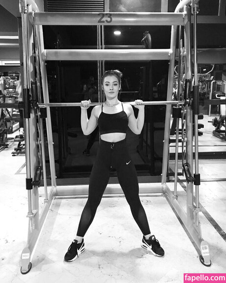 Duygu German ポルノスター ヌード 写真