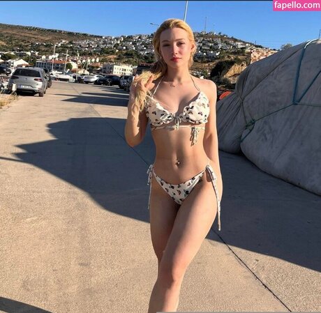 Duygu German ポルノスター アート 写真