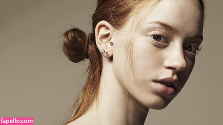 Lily Newmark 裸のモデル 画像