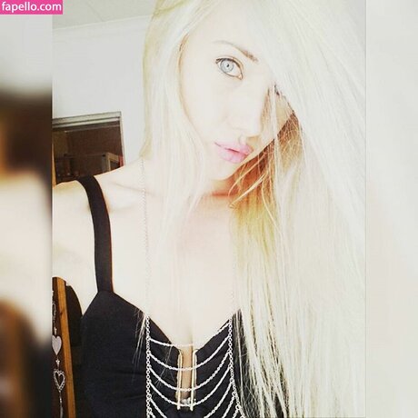 Amber Koltzow Bastick 美しいスター 写真