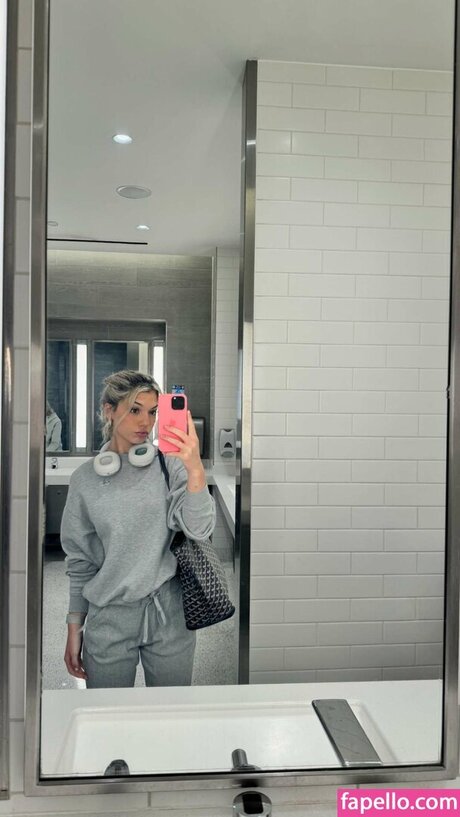 毛深い足のOnlyFans ヌード ギャラリー