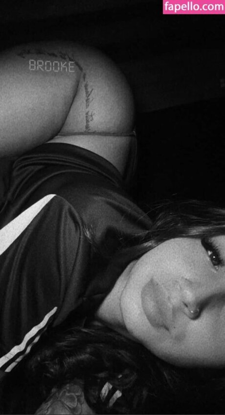 曲線美の女の子オンリーファンズ ホットヌード 写真