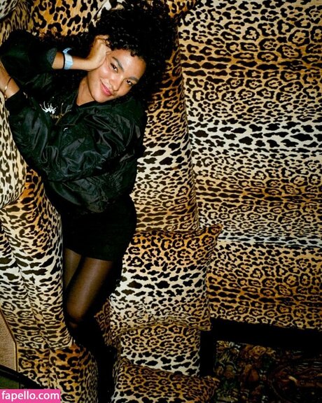 Olivia Dean ポルノモデル 写真