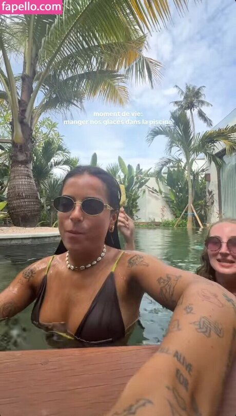 背が高くて巨乳のOnlyFans ホットヌード 写真