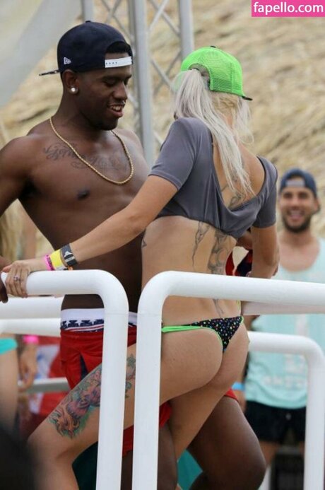 Ella Dvornik 独占スター 写真