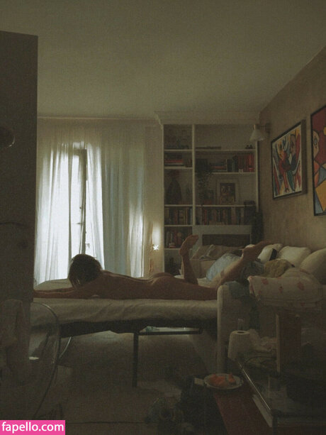 Ella Dvornik 裸モデル アーカイブ