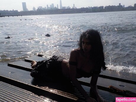 毛深いラテン系オンリーファンズ 美しいヌード 写真