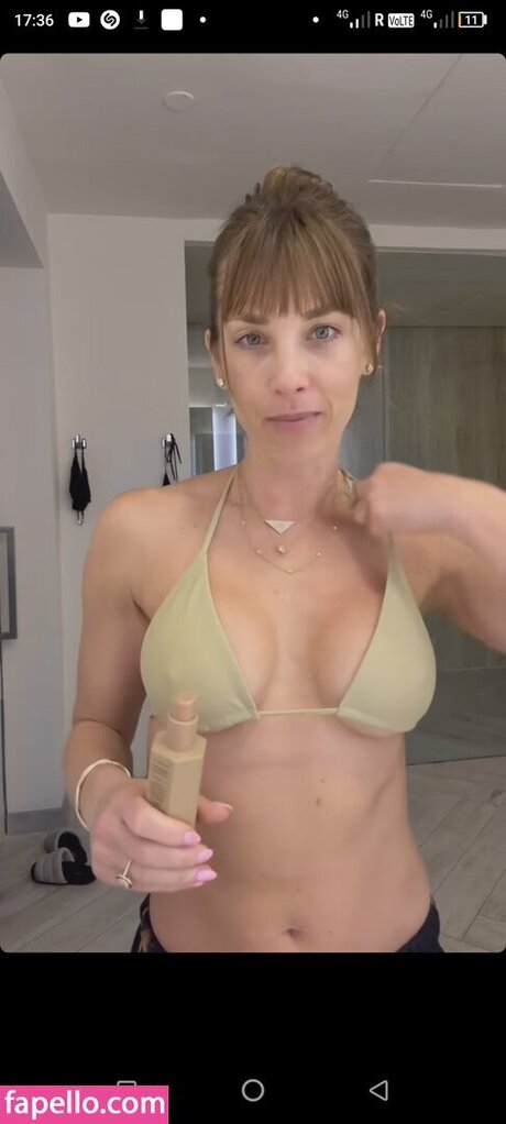 セクシーなドレスOnlyFans ヌード 画像