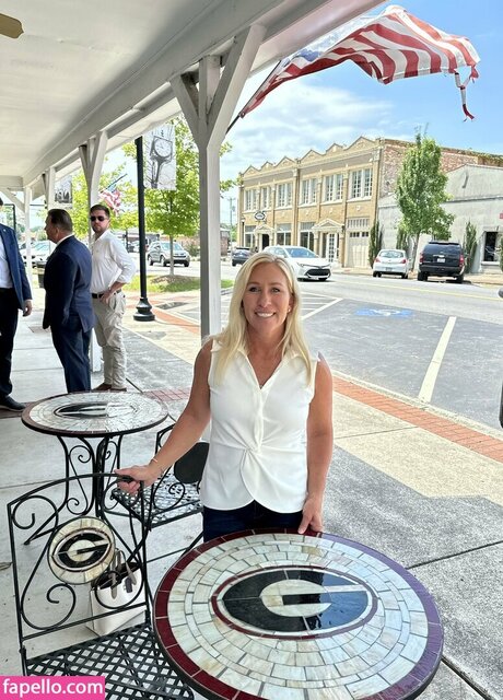 毛深い足のOnlyFans セクシーヌード 画像