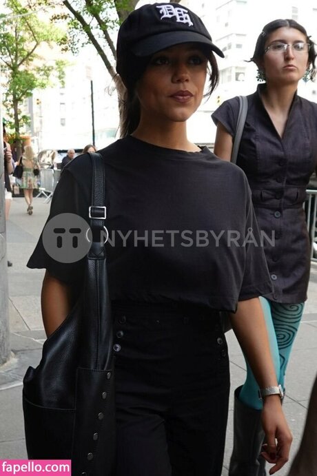 Jenna Ortega 裸の女優 画像