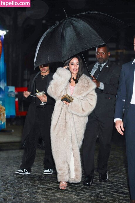 Jenna Ortega エロティック女優 アーカイブ