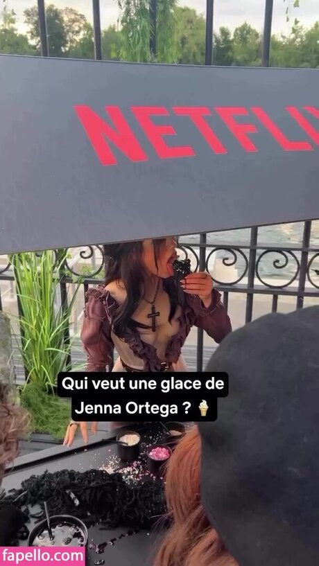 Jenna Ortega ヌードモデル 画像