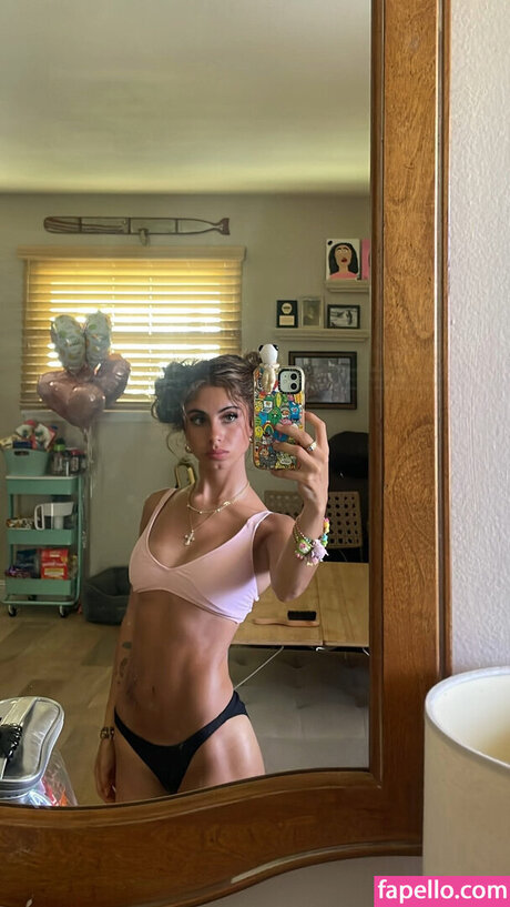 プレイメイトオンリーファンズ エロチック 写真