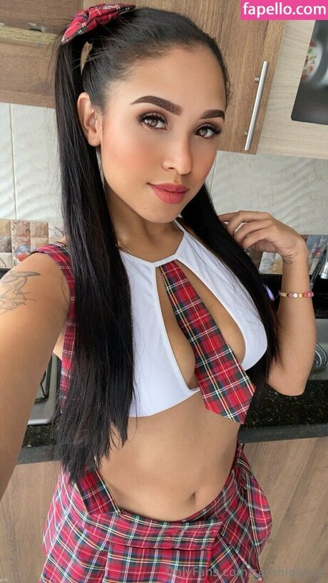 曲線美のラテン系オンリーファンズ 裸 写真