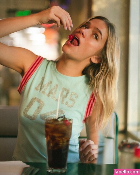 巨乳の赤毛オンリーファンズ ホット裸 画像