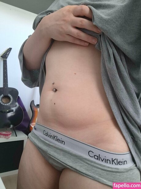 かわいいティーンのオンリーファンズ アートヌード ギャラリー