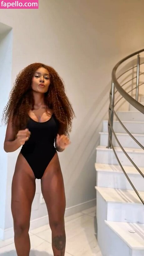 Giovanna Jacobina ヌードスター ギャラリー