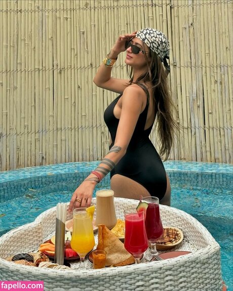 Shambhavi Singh セクシーモデル ギャラリー