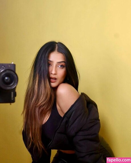 Shambhavi Singh ポルノモデル 写真