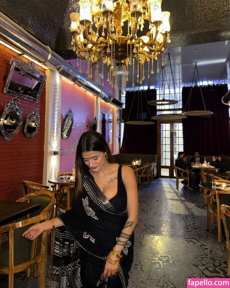 Shambhavi Singh エロティックなポルノスター ギャラリー