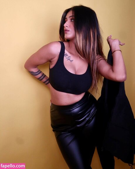 Shambhavi Singh ポルノスター ギャラリー