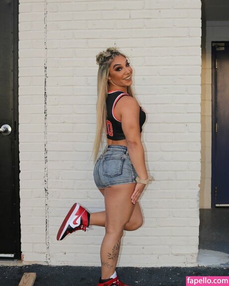 Thea Hail セクシーモデル ギャラリー