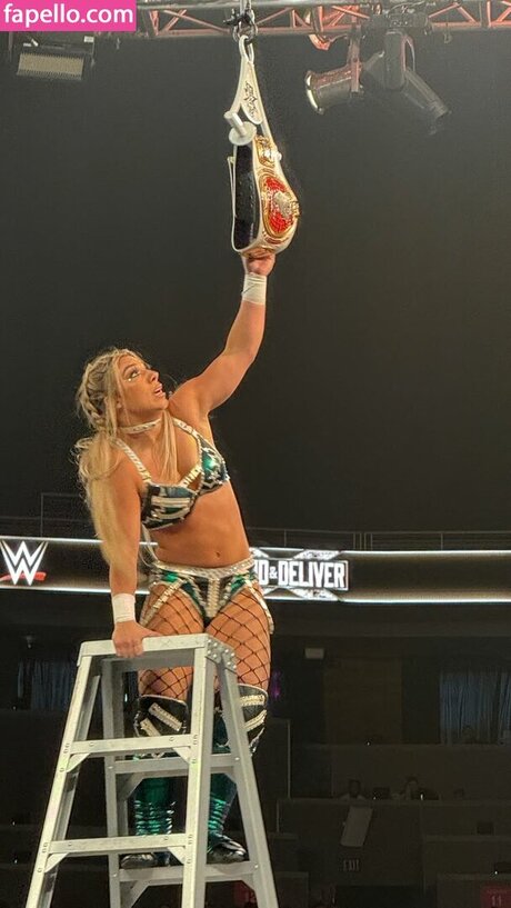 Thea Hail 裸のスター 写真