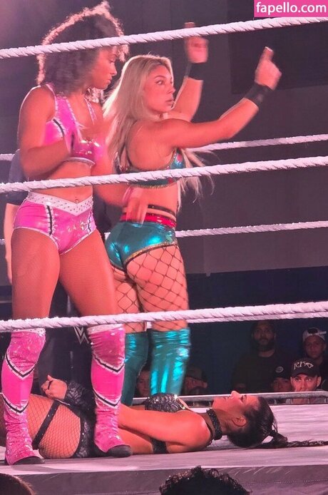 Thea Hail ホットなモデル 画像