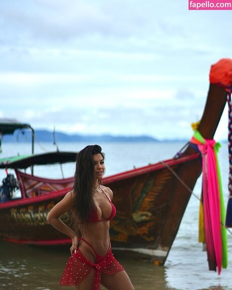 Carly Santos ホットスター ギャラリー