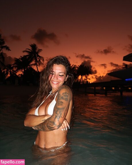 Carly Santos ヌードスター 画像