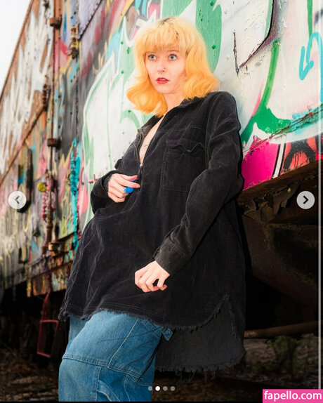 曲線美のラテン系オンリーファンズ アートヌード 写真