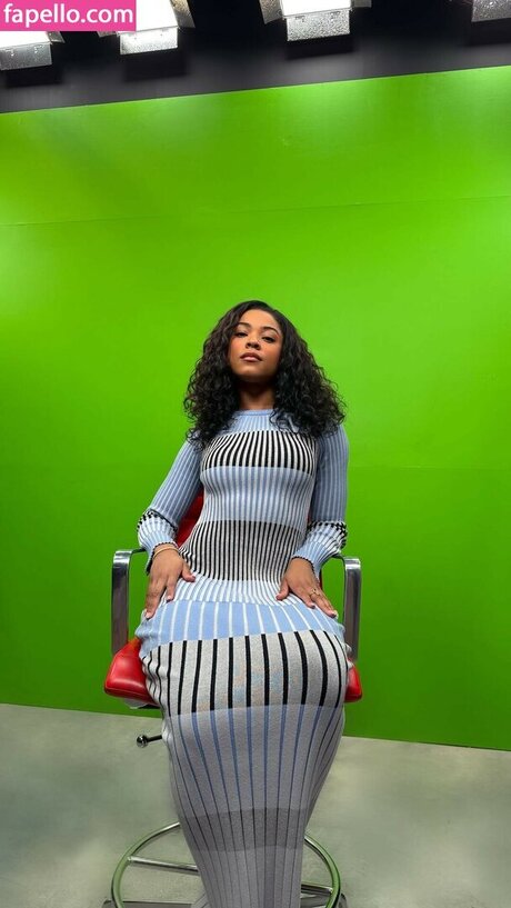 背が高くて巨乳のOnlyFans 美しいxxx 写真